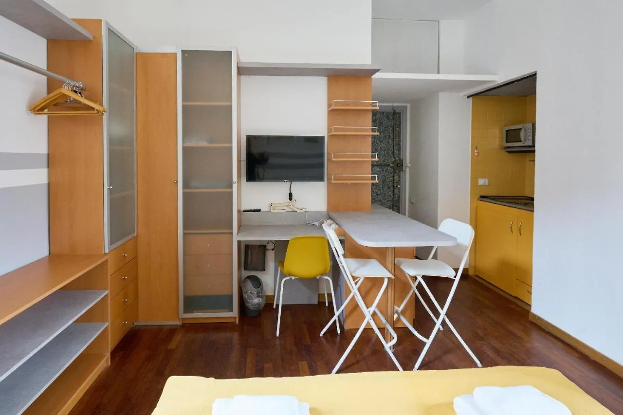 Artist Nadia'S Apartment In Porta Vercellina 밀라노