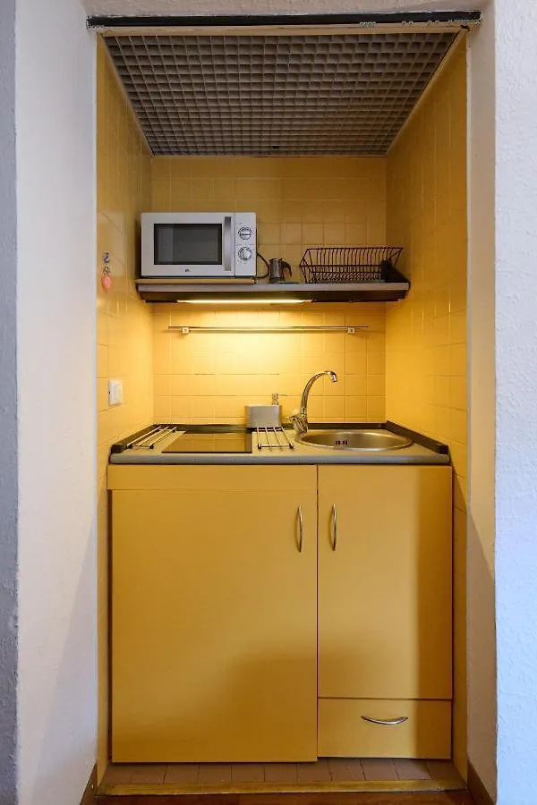Artist Nadia'S Apartment In Porta Vercellina 밀라노 0*,  이탈리아